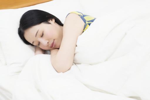 眠る女性