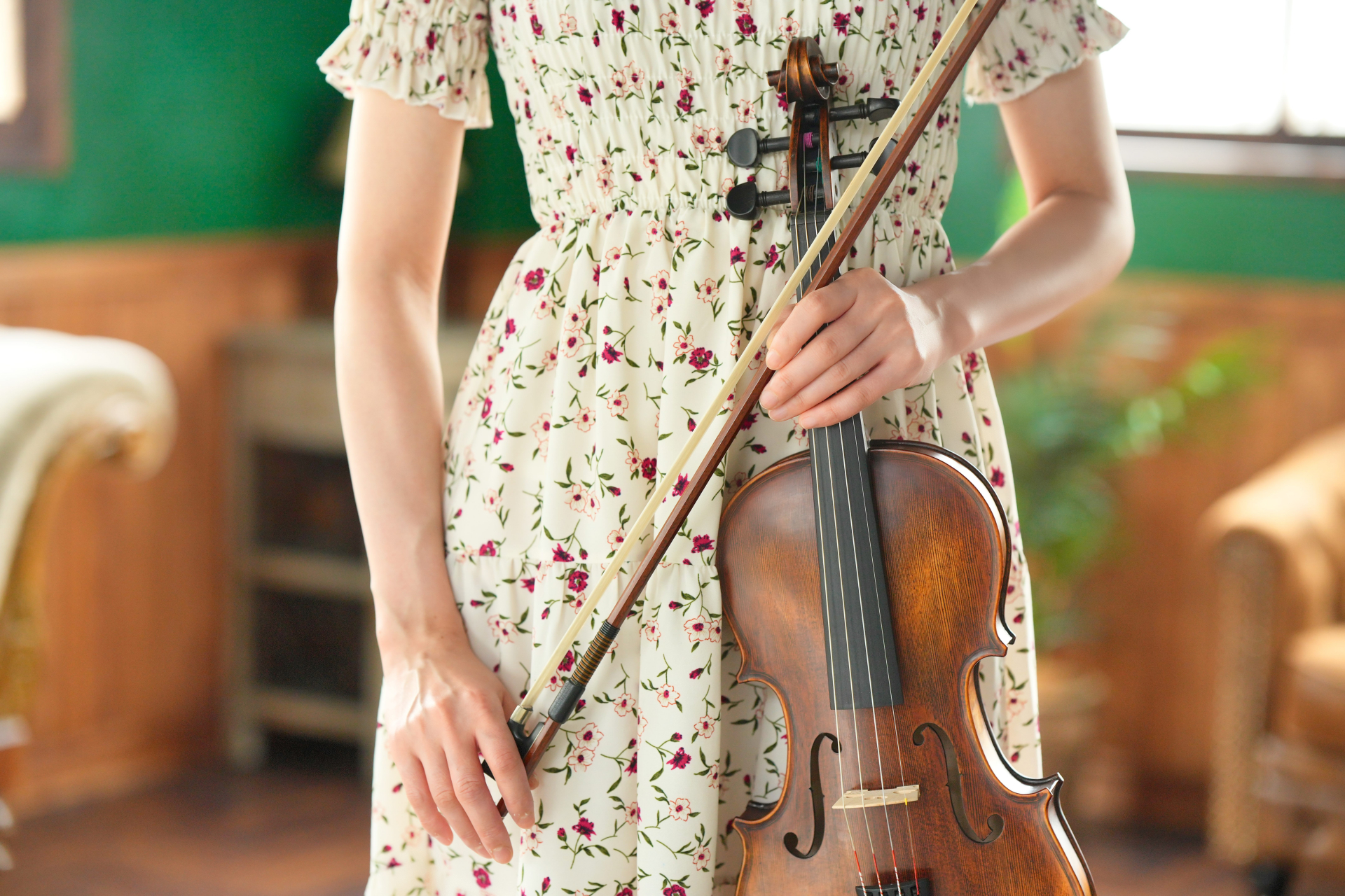 ヴァイオリンを持って立つ女性ヴァイオリニスト6