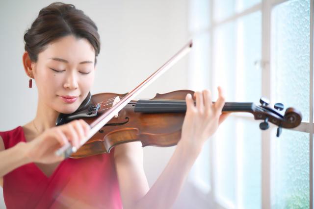 ヴァイオリンを弾く女性ヴァイオリニスト45