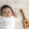 起きている赤ちゃんと玩具のギター